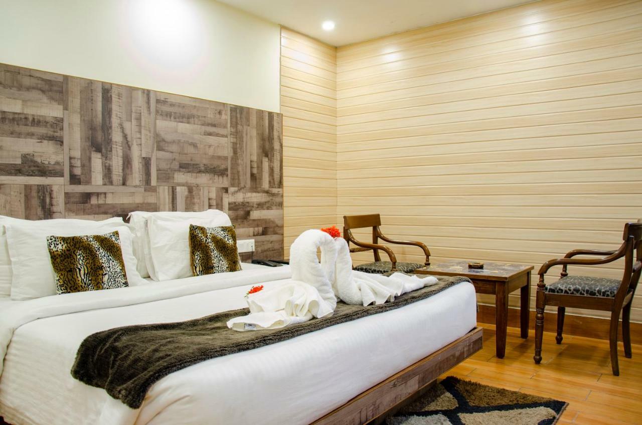 Hotel Seven Oaks Dehradun Esterno foto