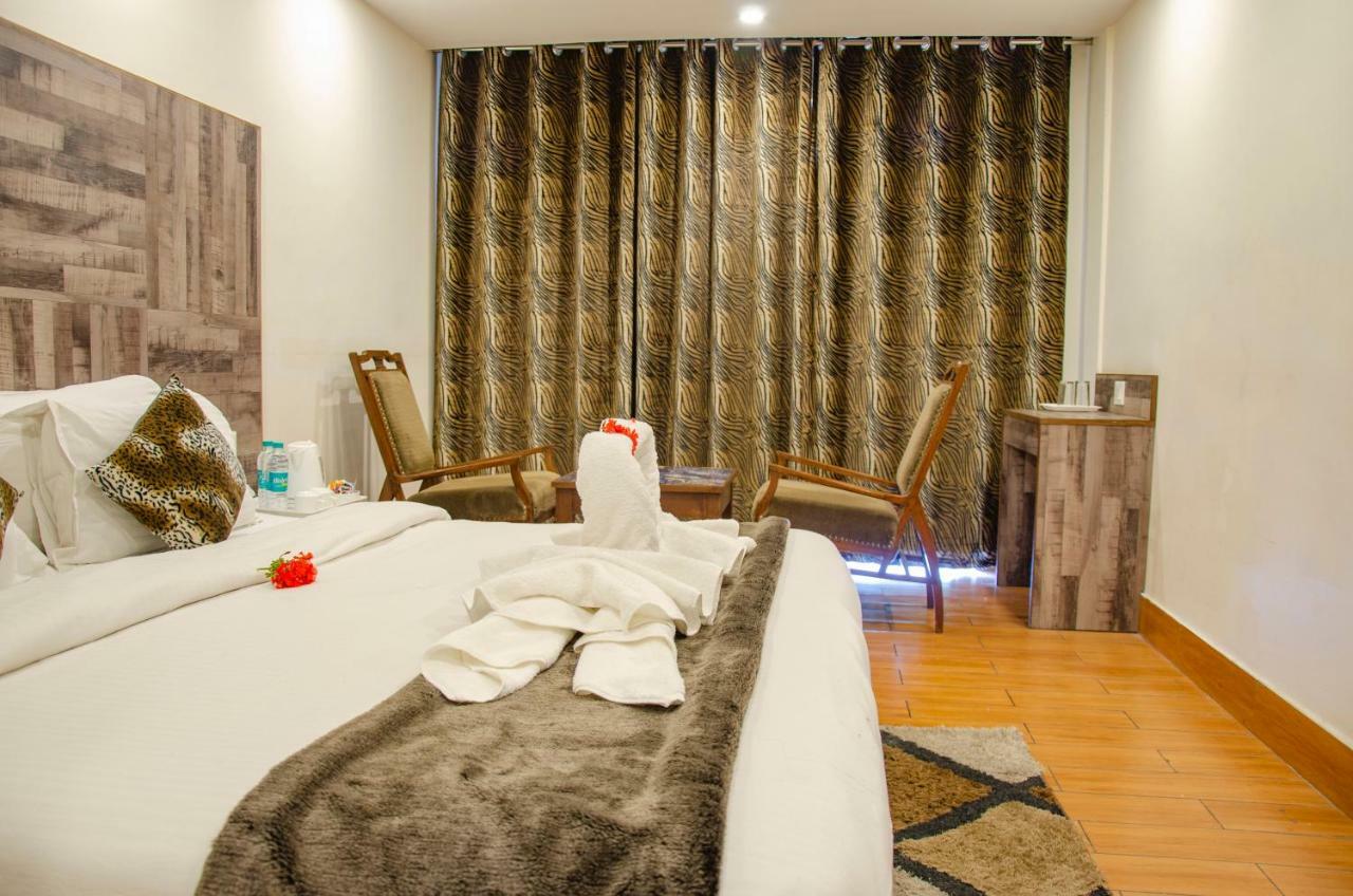Hotel Seven Oaks Dehradun Esterno foto