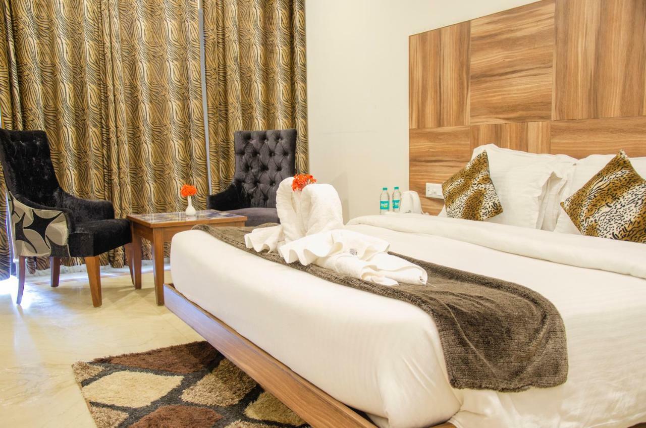 Hotel Seven Oaks Dehradun Esterno foto